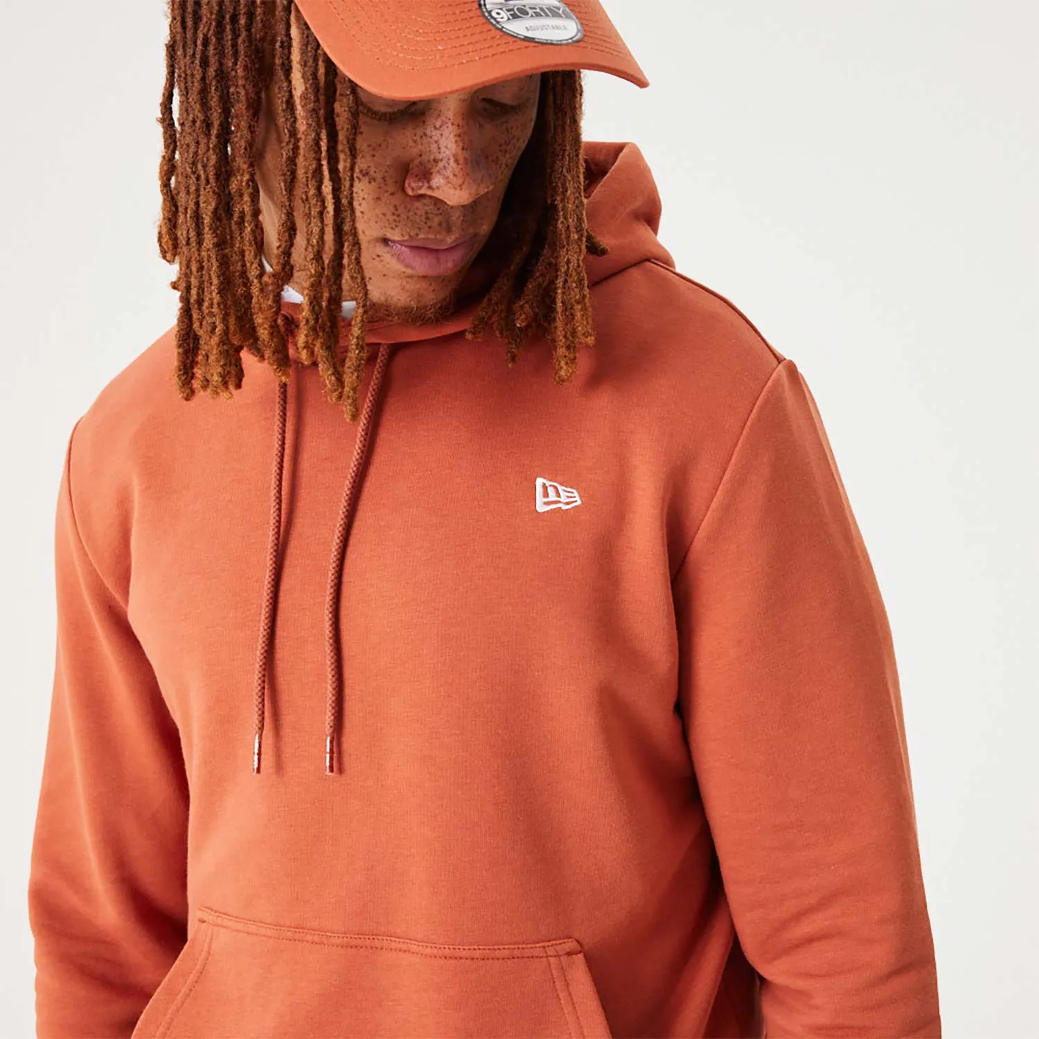 NEW ERA ESSENTIAL HOODIE